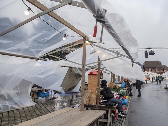 Des vents tempétueux ont ébouriffé la Suisse samedi. Quelques dégâts ont été signalés, comme ici au marché de Noël de Stans, dans le canton de Nidwald. © KEYSTONE/URS FLUEELER