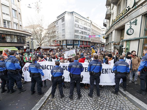 La police était intervenue dès la matinée pour contenir les militants d'Extinction Rebellion à Lausanne. © KEYSTONE/CYRIL ZINGARO