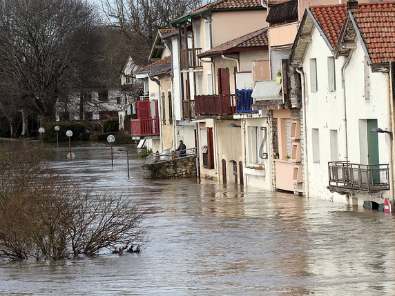 Outre les inondations, des vents violents ont sévi dans de nombreux départements, de la Normandie  à la Corse, faisant vendredi matin un mort dans les Pyrénées-Atlantiques. © KEYSTONE/AP/BOB EDME