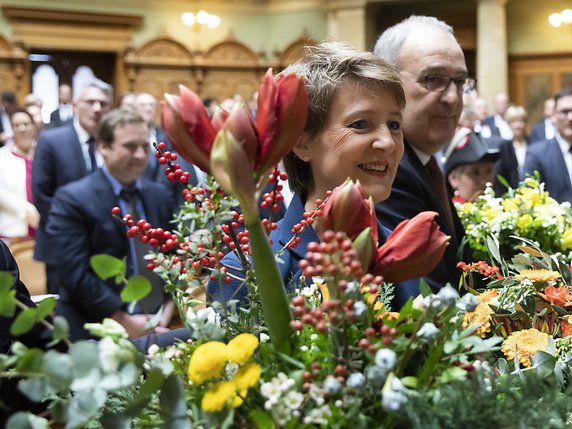 La tête dans le vert: la ministre de l'environnement Simonetta Sommaruga veut faire de la transition énergétique la priorité de son année présidentielle en 2020. © KEYSTONE/PETER KLAUNZER