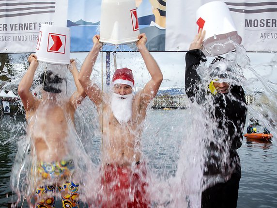 Des milliers de nageurs, dont le Père Noël, se sont dépensés en eau froide à Genève. © KEYSTONE/MAGALI GIRARDIN