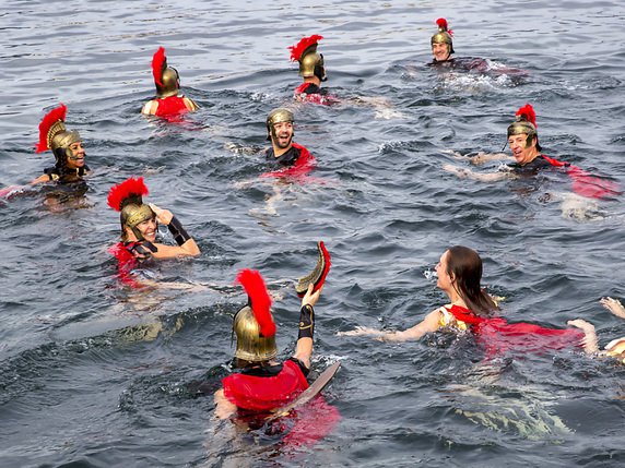 Cette troupe de Romains n'a pas craint de se jeter à l'eau. © KEYSTONE/MAGALI GIRARDIN