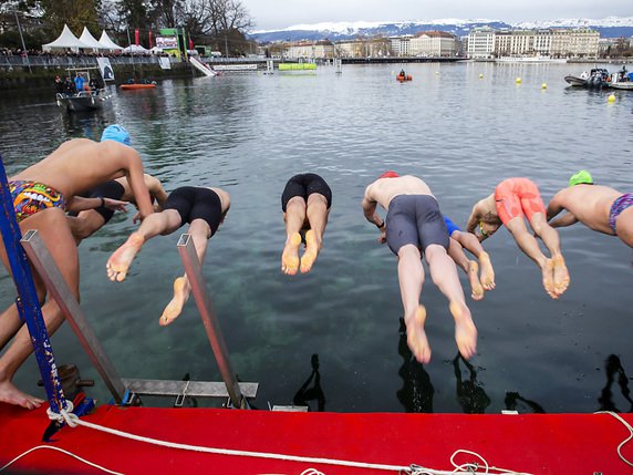 Les plus sérieux ont alterné dans l'eau dès 09h00 avec les nageurs aux déguisements les plus artistiques. © KEYSTONE/MAGALI GIRARDIN