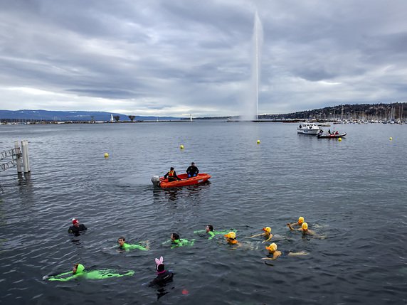 Les nageurs sont passés au large du Jet d'eau. © KEYSTONE/MAGALI GIRARDIN