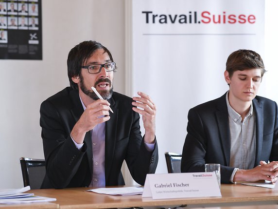Gabriel Fischer (à gauche), de Travail.Suisse, dénonce une stagnation rampante des salaires en Suisse. © KEYSTONE/ANTHONY ANEX