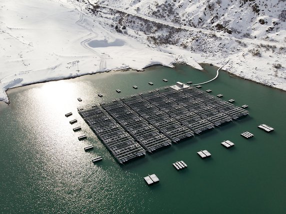 Le premier parc solaire flottant en milieu alpin est entré en service le 3 décembre sur le lac de Toules, à Bourg-St-Pierre (VS) (archives). © KEYSTONE/LAURENT DARBELLAY