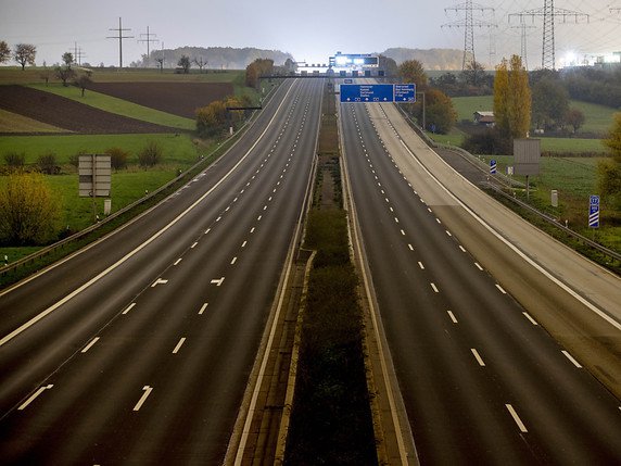 Un accident s'est produit lundi soir sur l'autoroute allemande A5 impliquant au moins quatre Suisses. Deux d'entre eux sont blessés, dont l'un grièvement (image symbolique). © KEYSTONE/AP/MICHAEL PROBST