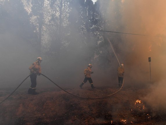 Les pompiers tués se battaient contre un incendie de 167'000 hectares à Green Wattle Creek pour lequel le niveau d'alerte est maximal. Une quarantaine d'habitations ont été balayées par les flammes dans cette région sur la journée. © KEYSTONE/EPA/DL SH