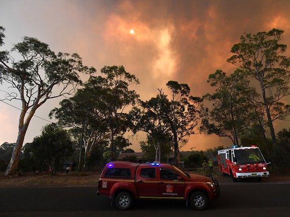 Les incendies australiens ont détruit près de 31'000 km2 de terres, tué au moins 10 personnes et détruit plus de 800 maisons. Jusqu'ici ils n'ont fait qu'effleurer les zones densément peuplées, mais quelques petites villes ou des villages ont senti les flammes. © KEYSTONE/EPA/DL GT