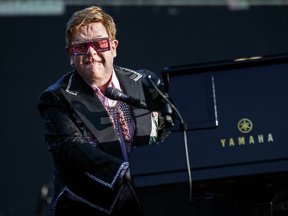 Elton John, ici lors de son concert à Montreux (VD) cet été, a une nouvelle fois été distingué par la reine, qui l'a élevé au rang de compagnon d'honneur (archives). © KEYSTONE/VALENTIN FLAURAUD