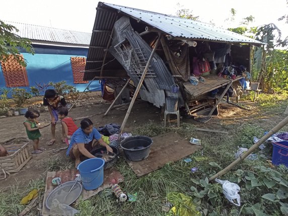 Les habitants restent en dehors de leurs habitations endommagées par le typhon. © KEYSTONE/AP/AF
