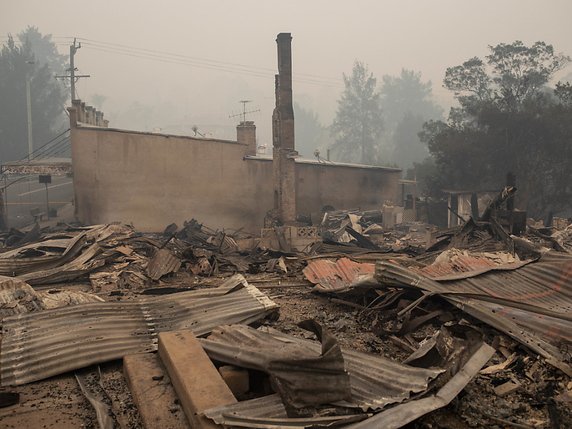 Plus de 400 maisons ont été détruites ces derniers jours, un nombre qui devrait s'accroître au fur et à mesure que les pompiers atteignent les hameaux les plus retirés. © KEYSTONE/EPA/SD EA SH