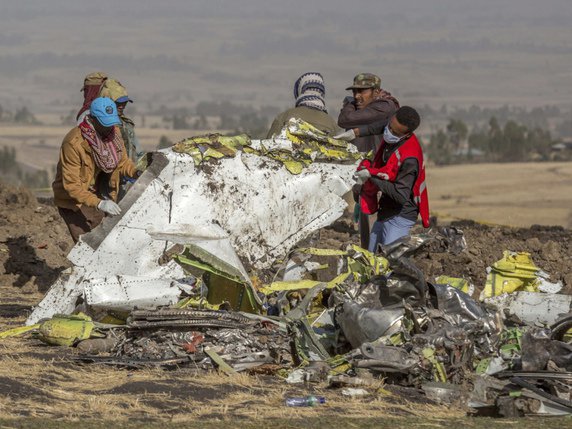 Le nombre de morts dû à des accidents aériens a diminué de plus de moitié en 2019, selon un rapport publié mercredi. Le pire accident de l'année s'est produit lorsqu'un Boeing 737 MAX d'Ethiopian Airlines s'est écrasé le 10 mars, coûtant la vie à 157 personnes (archives). © KEYSTONE/AP/SA EM