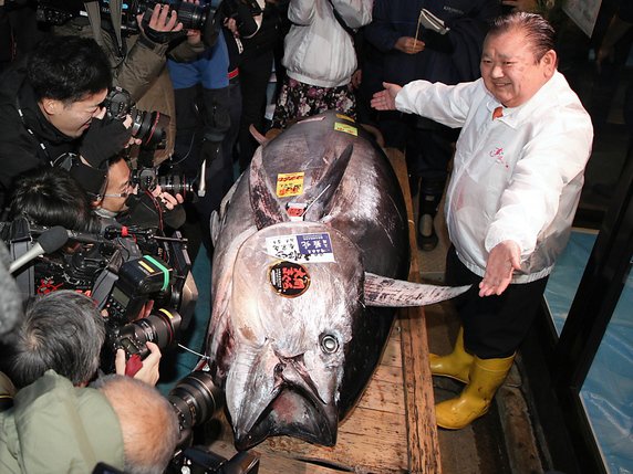 Kiyoshi Kimura pose avec le thon de 276 kilos qu'il a acheté dimanche matin. © KEYSTONE/EPA/FR SH