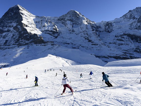 Les conditions étaient optimales le 30 décembre à Grindelwald (BE), avec l'Eiger, le Mönch et la Jungfrau en toile de fond. © KEYSTONE/AA