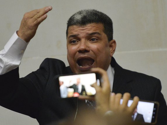 Le député d'opposition Luis Parra, s'est proclamé président de l'hémicycle avec le soutien d'élus loyaux au pouvoir chaviste. © KEYSTONE/AP/MD