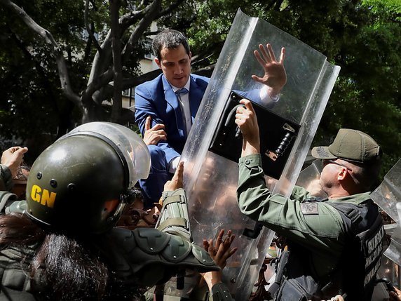En début d'après-midi, alors que l'opposant Juan Guaido (en photo) et une dizaine de députés d'opposition sont empêchés d'entrer dans l'hémicycle par l'armée et de la police, Luis Parra monte au perchoir et se proclame président du Parlement. © KEYSTONE/EPA/AFCU GD