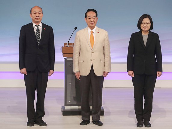 Les électeurs sont appelés à choisir entre la présidente sortante Tsai Ing-wen (droite), son principal rival Han Kuo-yu (gauche) et l'outsider James Soong (centre) (archives). © KEYSTONE/AP/CYY MAS