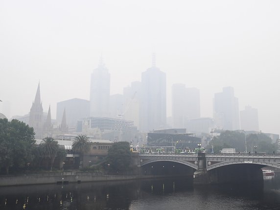 La ville de Melbourne est enveloppée par les fumées toxiques. © KEYSTONE/EPA/EA cs