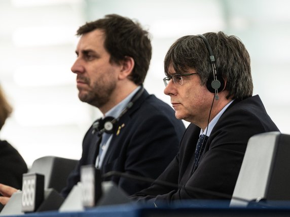 Les eurodéputés indépendantistes Toni Comín (G) et Carles Puigdemont (D) sont dans le viseur de leur compatriote d'extrême droite. © KEYSTONE/EPA/PSE chs