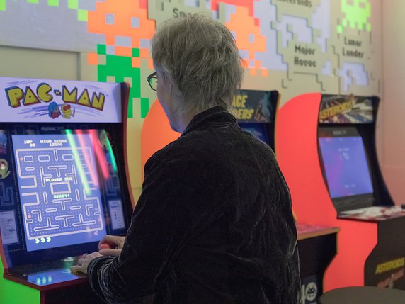A la fin des années 1970 et au début des années 1980, on pouvait jouer à "Pac-Man" sur des machines de jeux vidéo dans des restaurants ou des centres commerciaux. le Musée national a recréé cet univers dans ses murs. © Musée national suisse