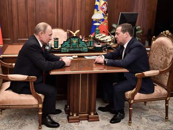 Après la démission de Medvedev, le président Poutine doit trouver un nouveau Premier ministre. © KEYSTONE/EPA/of ukit