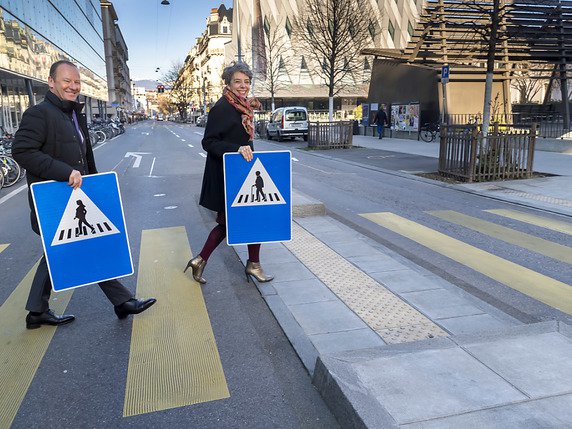 Pour accroître la visibilité des femmes dans l'espace public, la Ville de Genève a féminisé 250 panneaux signalant des passages pour piétons. © KEYSTONE/MT