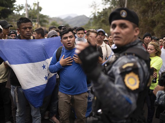Plusieurs milliers de migrants honduriens, dont des femmes et des enfants, ont quitté ces derniers jours San Pedro Sula, dans le nord du Honduras, pour se diriger en groupe vers la frontière avec le Guatemala qu'ils ont commencé à franchir mercredi. © KEYSTONE/AP/EV