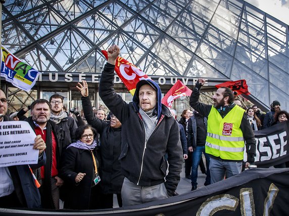 Plus d'une centaine de manifestants ont bloqué l'entrée de la pyramide du Louvre. © KEYSTONE/EPA/CPT ase