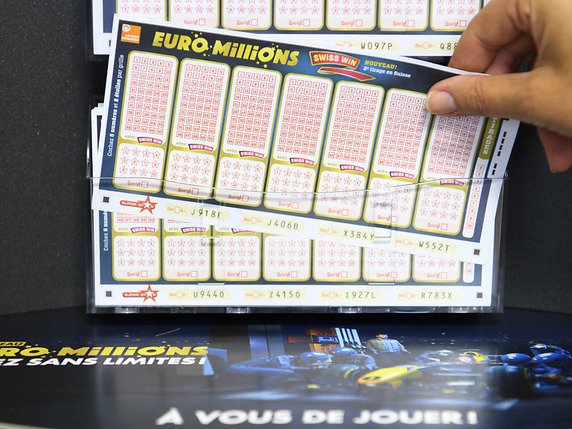 A vos stylos: le prochain tirage de l'Euro millions aura lieu mardi. Dix-huit millions de francs seront en jeu (image symbolique). © KEYSTONE/LAURENT GILLIERON