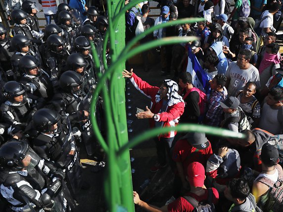 Samedi, une caravane d'environ 1500 migrants originaires d'Amérique centrale, notamment du Honduras et du Salvador, a tenté d'entrer illégalement au Mexique. Ils en ont été empêché par les forces de la Garde nationale à la frontière avec le Guatemala. © KEYSTONE/AP/MU
