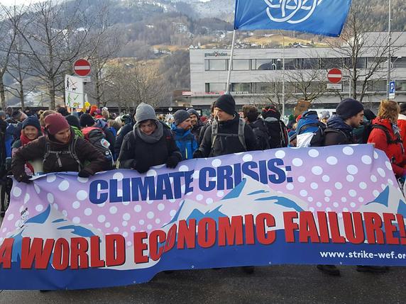 Le WEF doit prendre ses responsabilités sur la question climatique, selon les activistes partis de Landquart pour Davos. © Keystone/Ruedi Lämmler