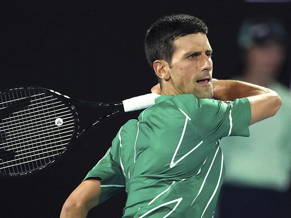 Novak Djokovic a dû s'employer pour gagner le 900e match de sa carrière. © KEYSTONE/AP/MDB kaj