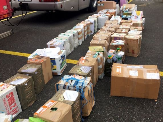 Lors d'un contrôle, la police zurichoise a découvert près de deux tonnes de produits alimentaires dans un car spécialement aménagé pour la contrebande. © Administration fédérale des douanes