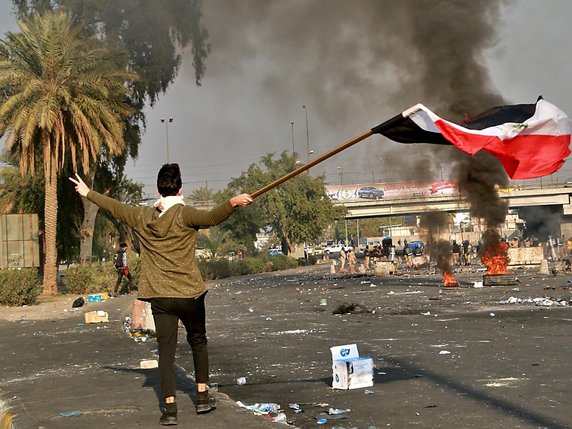 Des centaines de manifestants, certains agitant le drapeau irakien, se sont rassemblés sur la place Tayaran, proche de la place Tahrir, coeur de la contestation à Bagdad. © KEYSTONE/AP/KM