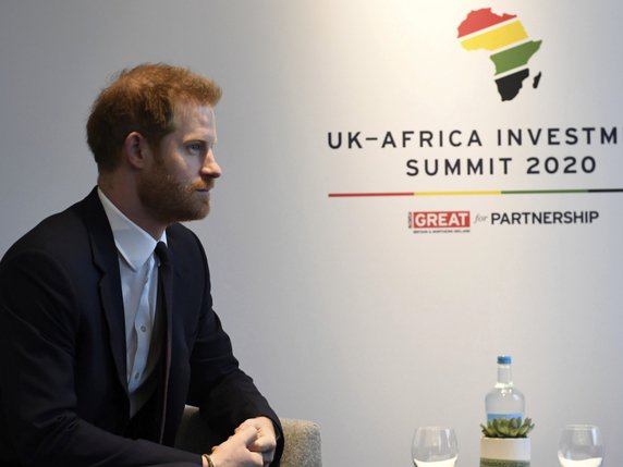 Après avoir pris part à un sommet consacré aux investissements britanniques en Afrique, le Prince Harry s'est envolé lundi pour Vancouver pour rejoindre sa femme et son fils, selon la presse britannique. © KEYSTONE/AP