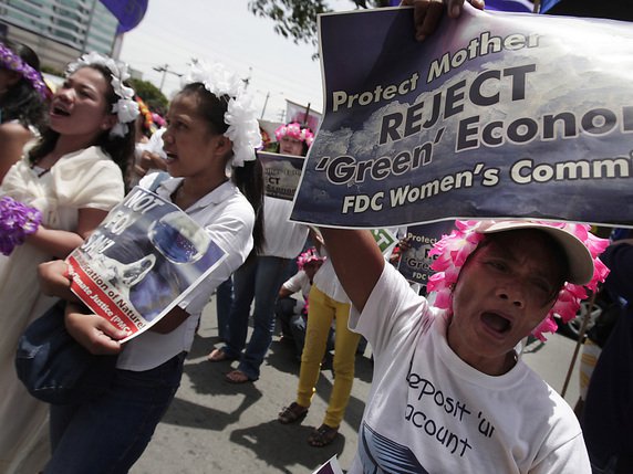 L'économie "verte" est loin de faire l'unanimité: ici, une manifestation aux Philippines en 2012 à l'occasion du sommet Rio+20 (archives). © KEYSTONE/AP/Aaron Favila