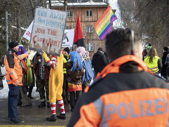 Un groupe de manifestants mardi après-midi à Davos. © KEYSTONE/Ennio Leanza