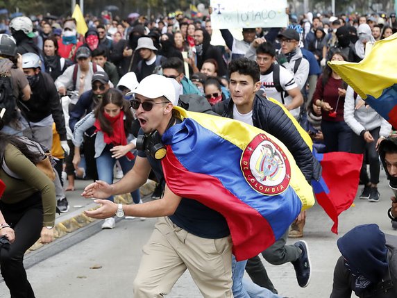 Les Colombiens sont à nouveau descendu dans la rue, comme ici à Bogota, pour dénoncer la politique du président Ivan Duque. © KEYSTONE/EPA/co AFCU cs