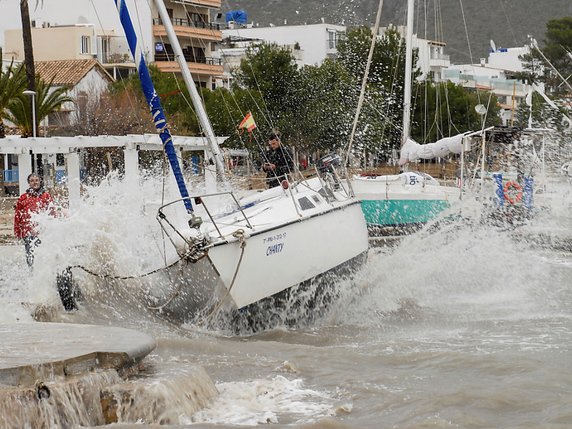 Une quatrième personne a été retrouvée morte mercredi en Espagne à cause de la tempête "Gloria" . Ici, le porte de Pollenca, à Majorque, secoué par de grosses vagues. Une des victimes est morte en tentant d'y amarrer un bateau. © KEYSTONE/EPA/CB LB