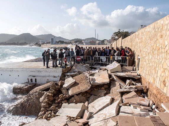 Le premier ministre Pedro Sanchez inspecte les dégâts de la tempête  Gloria à Cala Rajada, sur l'île de Majorque. © KEYSTONE/EPA/CB hk
