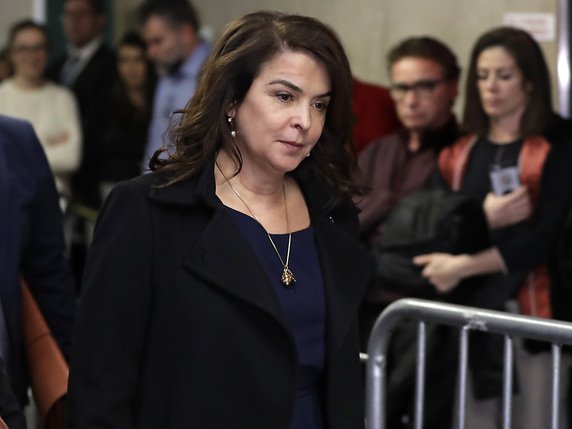 L'actrice Annabella Sciorra, un des principaux témoins, et une victime d'Harvey Weinstein qu'elle a montré du doigt au début de son audition. © KEYSTONE/AP/RED