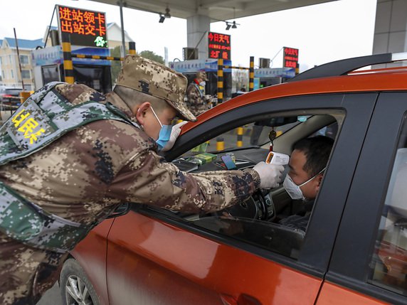 Des points d'inspection vont être mis en place dans toute la Chine pour contrôler les voyageurs. © KEYSTONE/AP/MAS