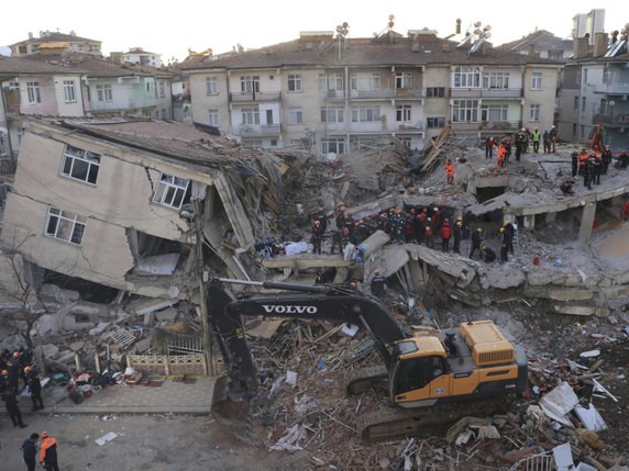 Près de 80 bâtiments se sont effondrés à Elazig et 645 habitations ont été gravement endommagées. © KEYSTONE/AP