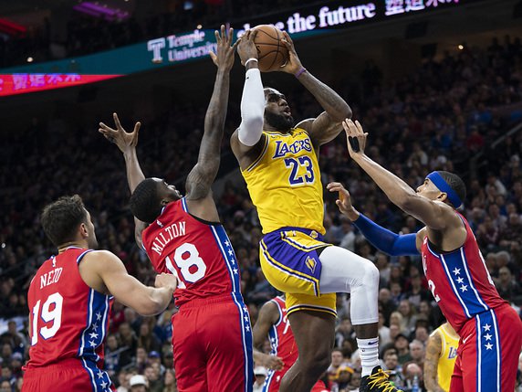 LeBron James transperce la défense de Philadelphie © KEYSTONE/AP/CS
