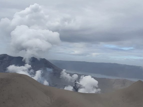 Les cendres et les émissions de gaz rejetées par le volcan Taal sont en constante diminution (archives). © KEYSTONE/AP/AF