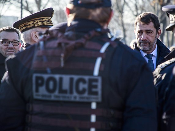 "Il est arrivé, il y a plusieurs mois, que des policiers soient obligés de les utiliser pour se désengager d'une menace et que des manifestants les prenant volontairement en main se blessent grièvement", a dit Christophe Castaner. © KEYSTONE/EPA/CPT chs