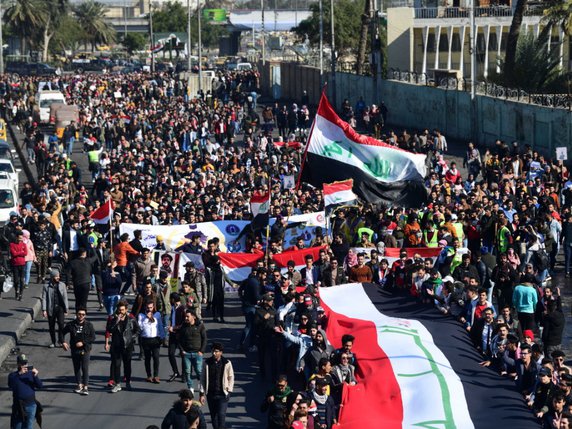 Déterminés, agitant le drapeau irakien, les manifestants qui réclament depuis le 1er octobre des réformes politiques profondes ont à nouveau envahi des rues et des places de Bagdad et de plusieurs villes du sud du pays, d'où ils avaient été délogés la veille. © KEYSTONE/EPA/AJ moa