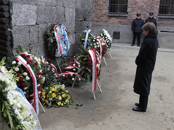 Simonetta Sommaruga a rappelé que des ressortissants suisses ont aussi été emprisonnés dans des camps de concentration et que près de la moitié y sont morts. © KEYSTONE/AP/AF