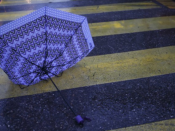 Les parapluies seront mis à rude épreuve ce mardi en raison des vents tempétueux qui traversent la Suisse (image symbolique). © KEYSTONE/SALVATORE DI NOLFI